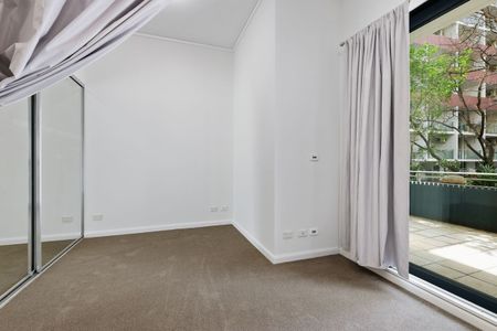 Large Studio Apartment with Courtyard - Photo 3