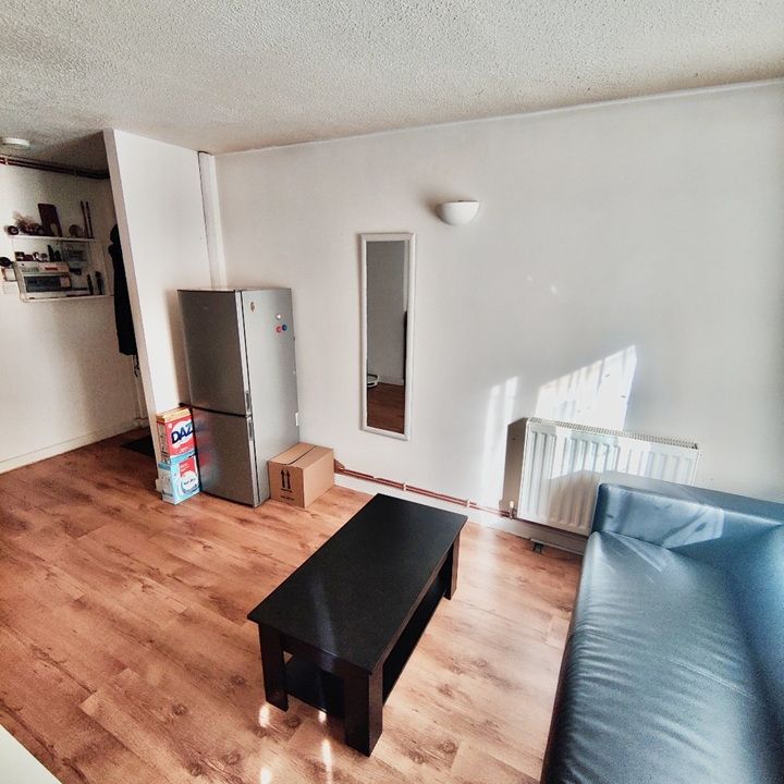 Room in a Shared Flat, Vining St, SW9 - Photo 1
