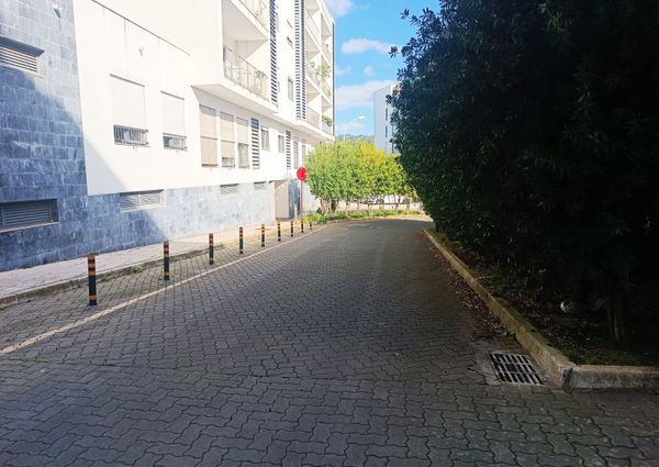 Apartamento T3 com Terraço Privativo para Arrendamento em Nova Queijas