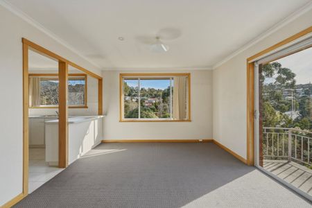 Stylish 3-Bed Home in Lenah Valley - Photo 5