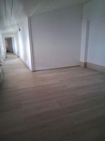 Metrou Tineretului-Metrou Timpuri Noi 9 camere-curte - Photo 2