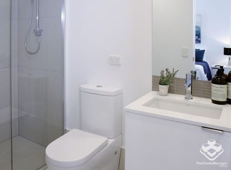 Stylish 2-Bedroom Apartment with Park Views in the Heart of West End - Photo 5