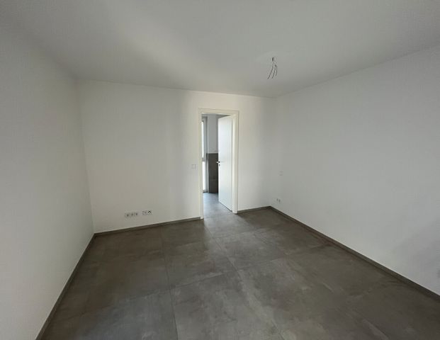 Ab sofort: Moderne 2-Zimmer-Wohnung in Mainz-Kastel mit Balkon, Einbauküche und Tiefgaragenplatz - Photo 1