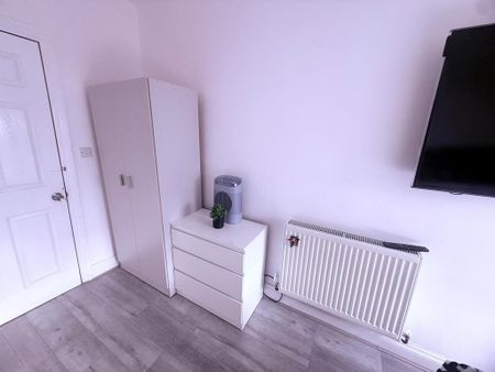 1 bedroom in a house share to rent - Photo 3