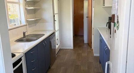 Charming 3BR Home Near Raumati Beach! - Photo 5