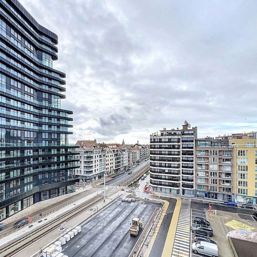 Prachtig gelegen, zeer goed georiënteerd hoekappartement met zicht op zee over het Heldenplein. - Foto 1