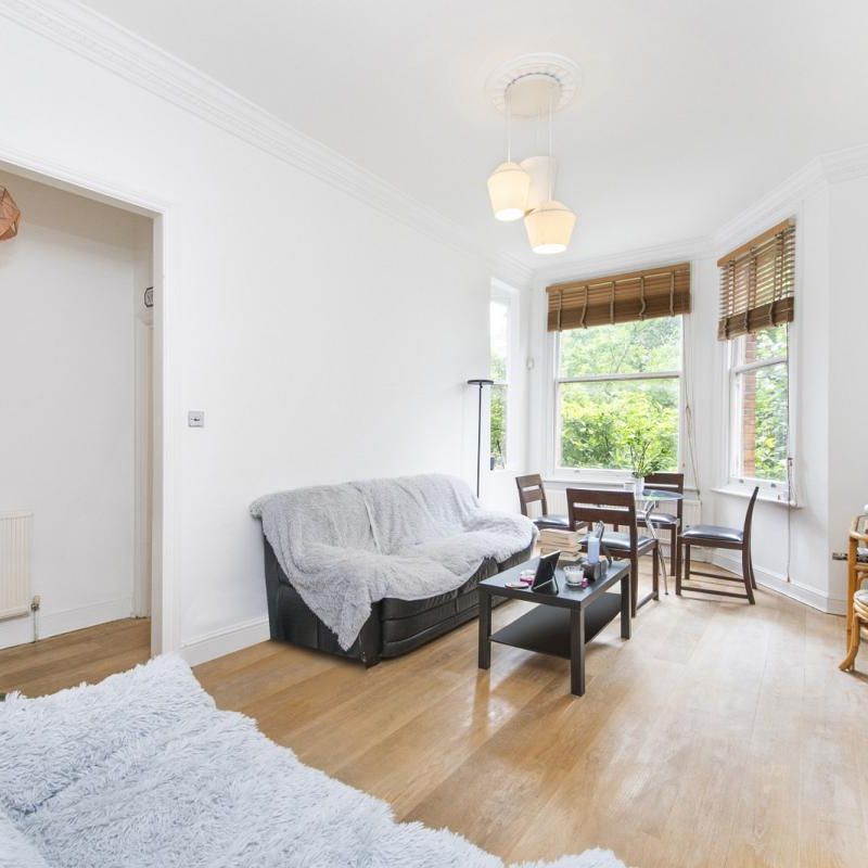 2 bedroom flat in South Hampstead - Photo 1