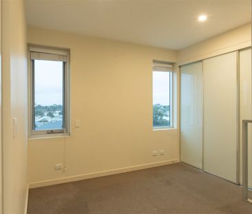 Stylish 1 Bedroom Apartment with Stunning Views – New Port Harbour Living - Photo 2