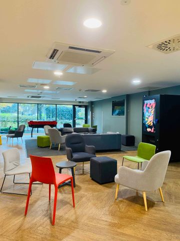 Large High Single Ensuite - Photo 2