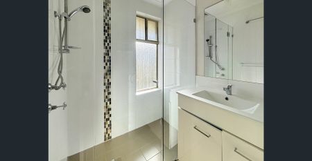 Easy-Care 4 Bedroom, 2 Bathroom Home - Photo 4