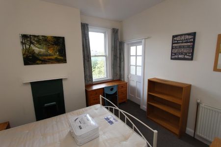 3 bedroom flat to rent - Photo 4