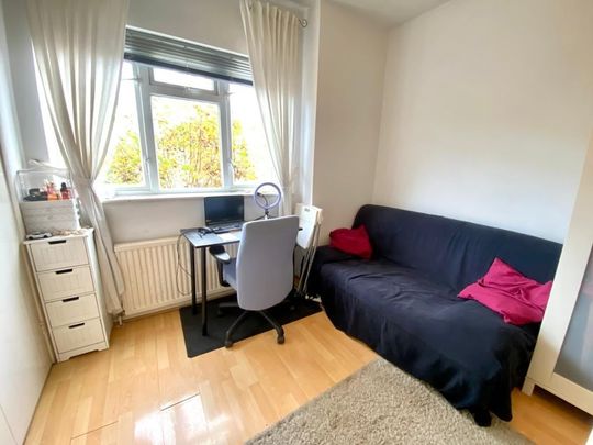 Studio Flat, Delamere Road, SW20 - Photo 1