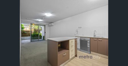 Ground Floor Apartment with Private Courtyard - Photo 4