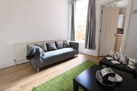 6 Bed Terraced House, Grange Avenue, RG6 - Photo 2