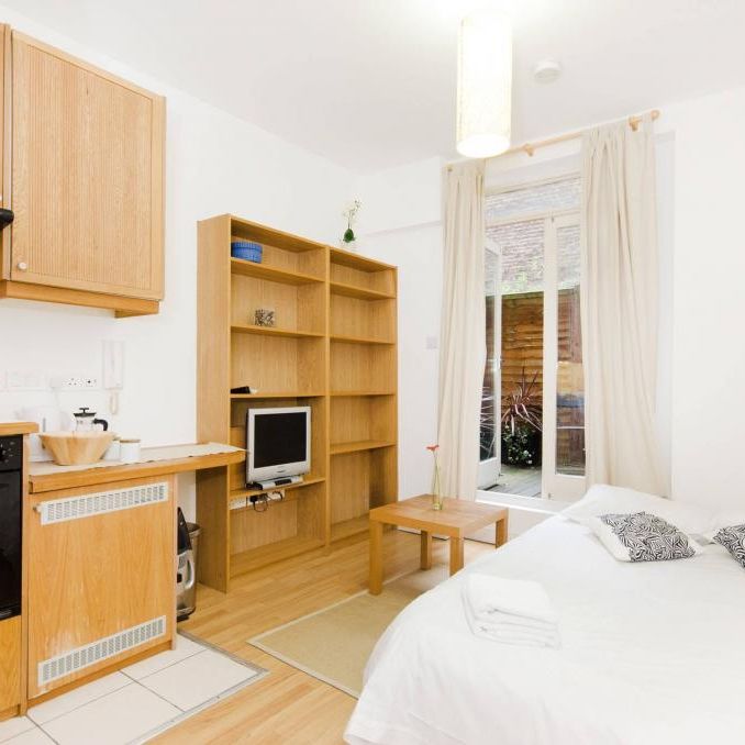 Flat 11 Fairholme Road, West Kensington W14 9JZ - Photo 1