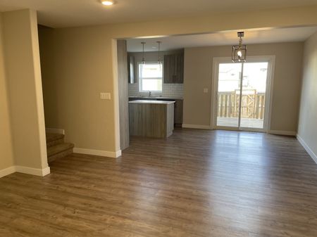 Beautiful 3-Bed Townhouse, Pet-Friendly with Fenced Yard in Aspen Lake - Photo 3