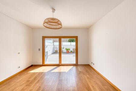 Spacious 2-bedroom apartment with terrace in Monte Estoril - Photo 3