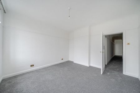 4 bedroom flat to rent - Photo 2