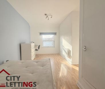 8 Bedroom Mid Terraced House - Photo 4