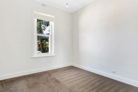 Stylish 2-Bedroom Upstairs Apartment in Prime Location - Photo 4