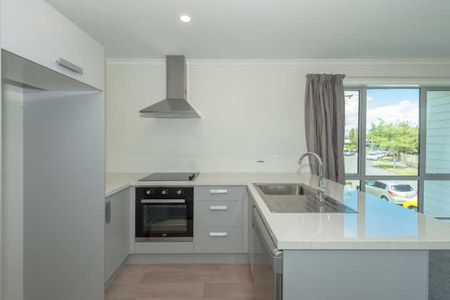 Spacious and sunny, executive, two bedroom apartments. - Photo 2