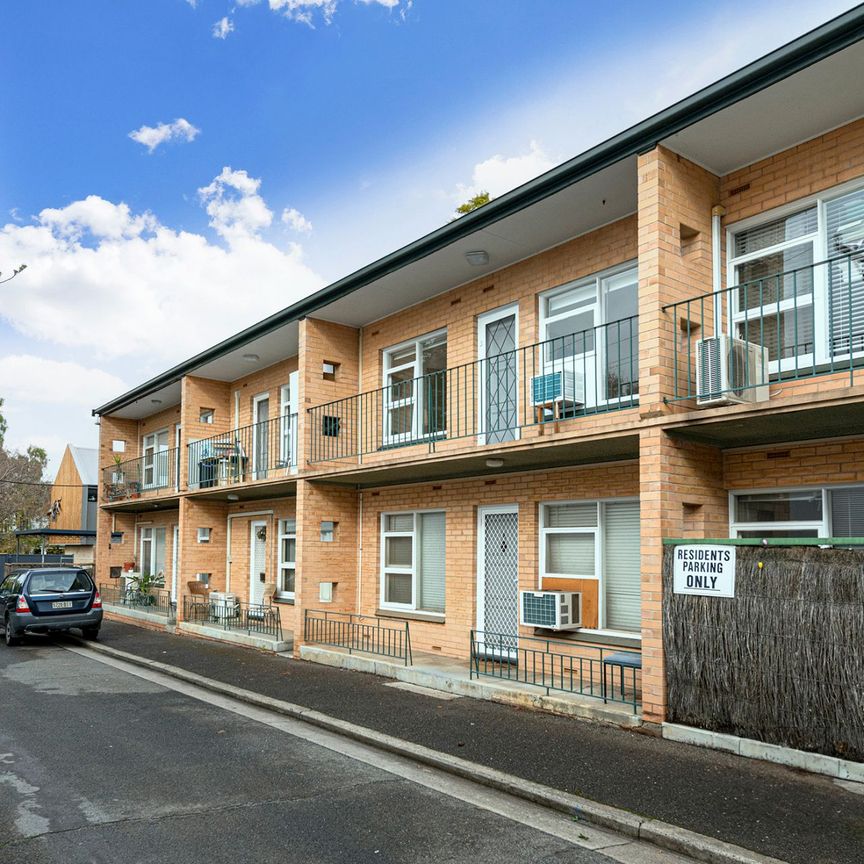 Beautifully presented 2-bedroom upstairs unit flooded in natural light - Photo 1