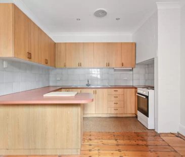 Charming home in desirable location - Photo 5