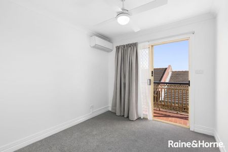 Refreshed and Spacious Townhouse in the Heart of Taringa! - Photo 2