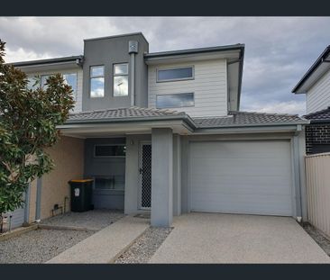 1/8 Lurg Avenue, Sunshine North, Vic 3020 - Photo 4