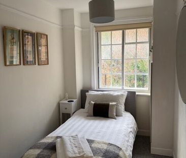 Fully Furnished Town Centre Flat With Parking - Photo 3