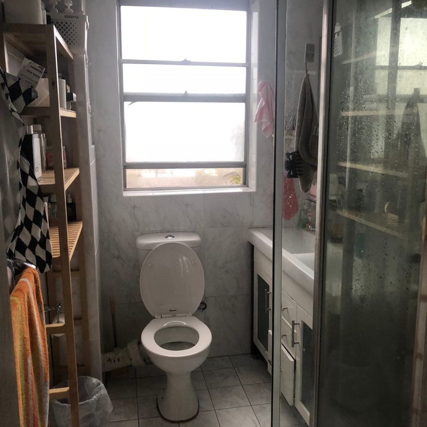 Look no further !!! Excellent location, very convenient, next to westfield shopping centre!!! - Photo 1