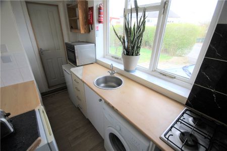 Larchwood Drive, Englefield Green, Egham, Surrey, TW20 0SH - Photo 4