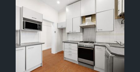 Convenient, spacious apartment in prime location - Photo 3