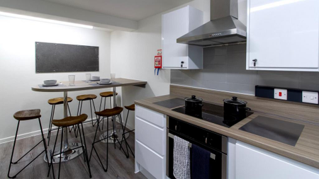 1 bedroom in a flat share to rent - Photo 3