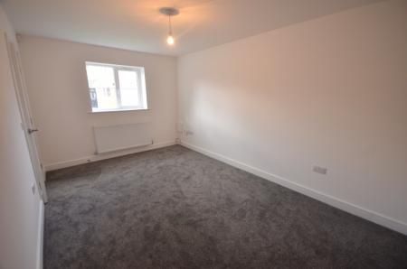 3 bedroom Semi-detached house To Let - Photo 4