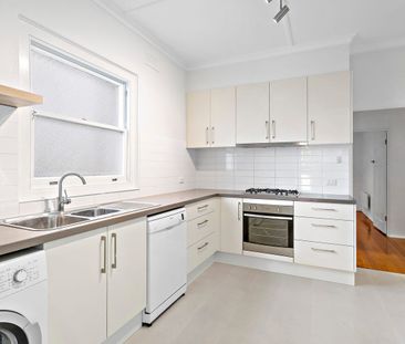 Classic Art Deco Charm in Richmond Hill - 6 Month lease only - Photo 4