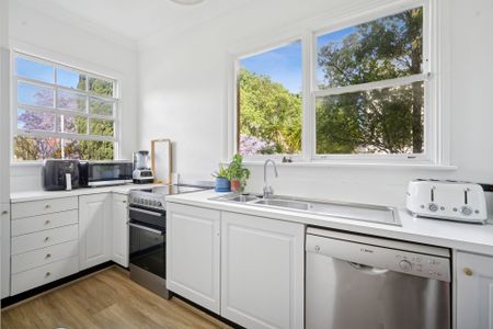 Elegant & Light Filled Home In Much-Desired Rose Bay Address - Photo 4