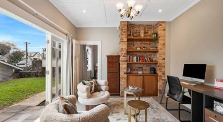 Executive Family Living in Double Grammar Zone - Photo 2