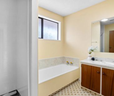 Sunny and Superb - Photo 2