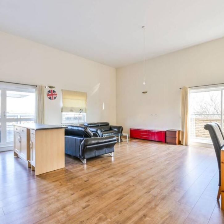 2 Bed Penthouse, Gean Court, N11 - Photo 1