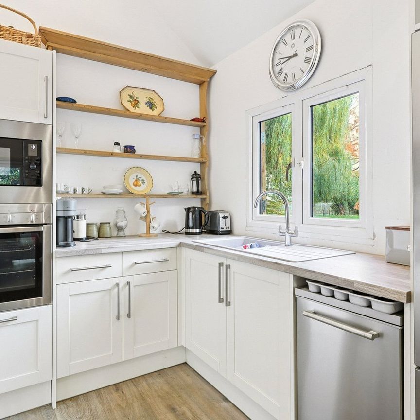 Effingham Common, Effingham, Leatherhead, Surrey, KT24 - Photo 1