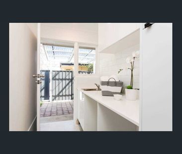 Modern 3 Bedroom Delight! - Photo 4