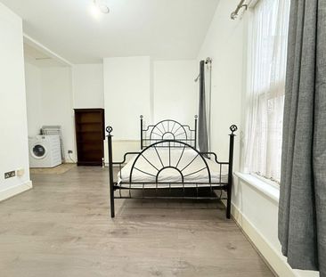 Self contained studio flat close to ilford station- £1000 pcm - Photo 5
