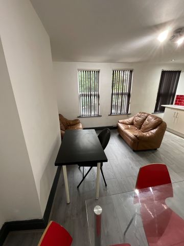 3 Bed Flat, Woodsley Road, LS3 - Photo 2