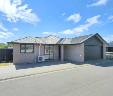 Modern comfort, fantastic location! - Photo 3