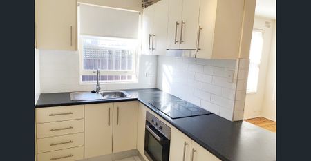 Sun-Filled One Bedroom Apartment in Prime Location - Photo 2