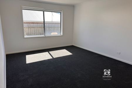 COMFORTABLE LIVING - LANDSCAPED AND SIDE ACCESS - Photo 2