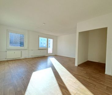 Großes Wohnzimmer + offener Grundriss + modernes Bad - Foto 4