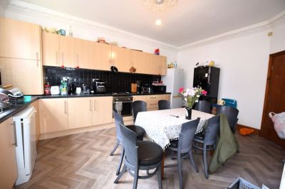 7 bedroom House in Richmond Avenue, Leeds - Photo 5