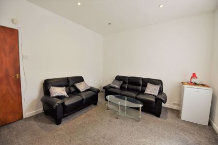 4 bedroom House in Burley Lodge Terrace, Leeds - Photo 3